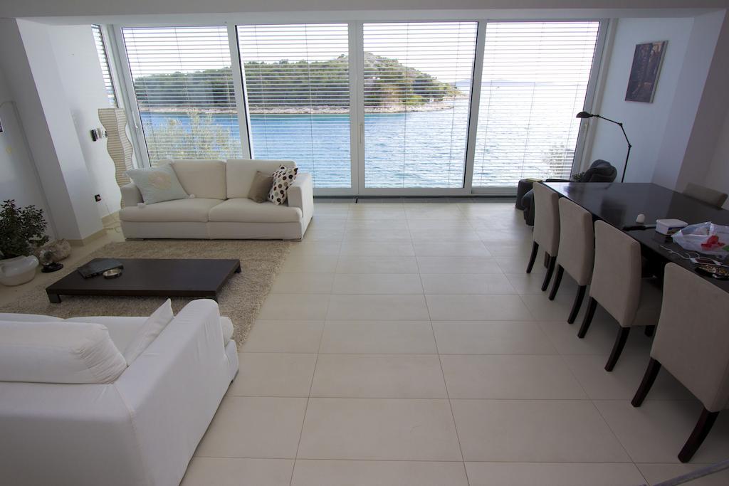 Beachfront villa Tribunj Tribalj Rum bild